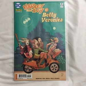 Harley and Ivy meet Betty and Veronica